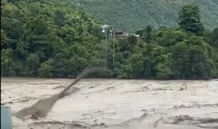 त्रिशूलीको बाढीले घ्याल्चोकको पुल बगायो त्रिशूलीको बाढीले घ्याल्चोकको पुल बगायो